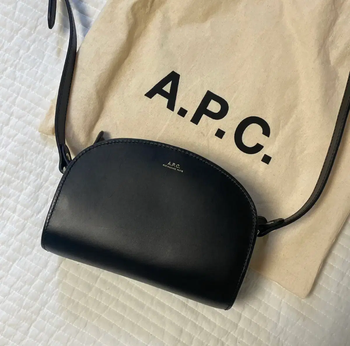 APC 아페쎄 하프문 블랙 사피아노