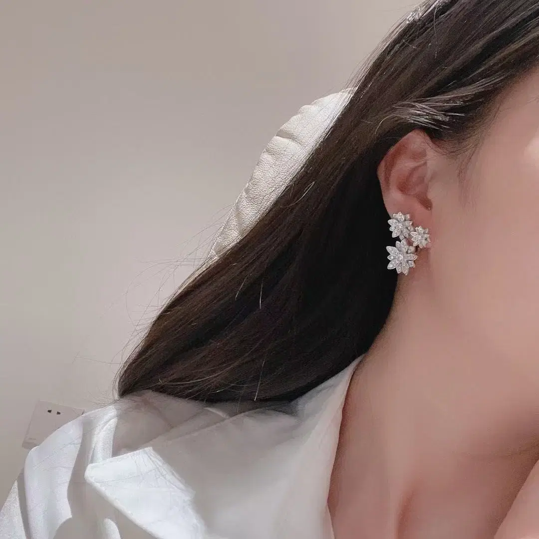 Van Cleef & Arpels반클리프 아펠 꽃 이어링