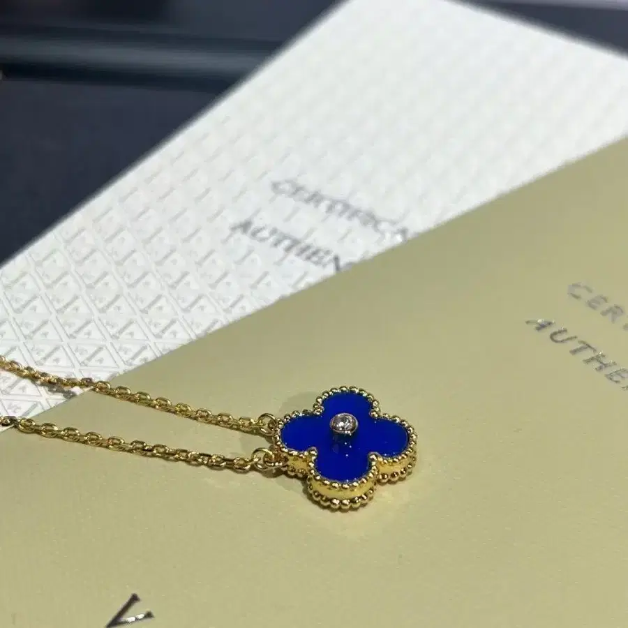 Van Cleef & Arpels반클리프 아펠 블루 세라믹 목걸이