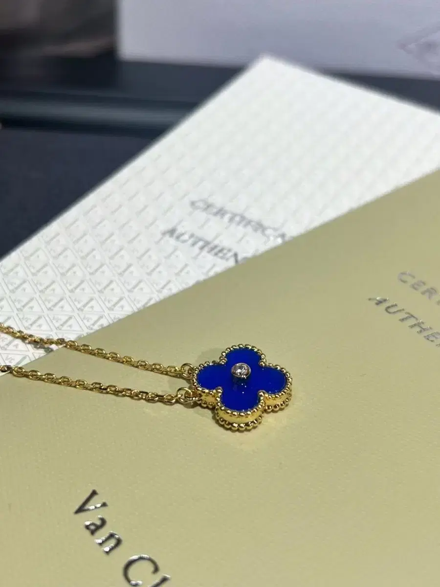 Van Cleef & Arpels반클리프 아펠 블루 세라믹 목걸이