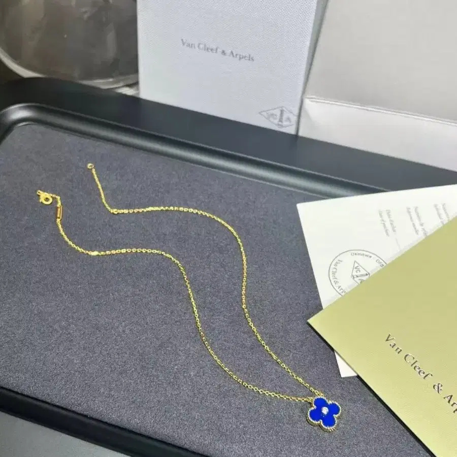 Van Cleef & Arpels반클리프 아펠 블루 세라믹 목걸이