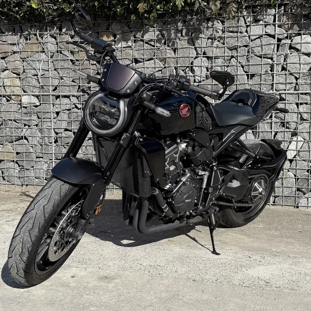 부산 CB1000r 24년식 블랙에디션 에로우슬립온 짧은키로수 신차컨디션