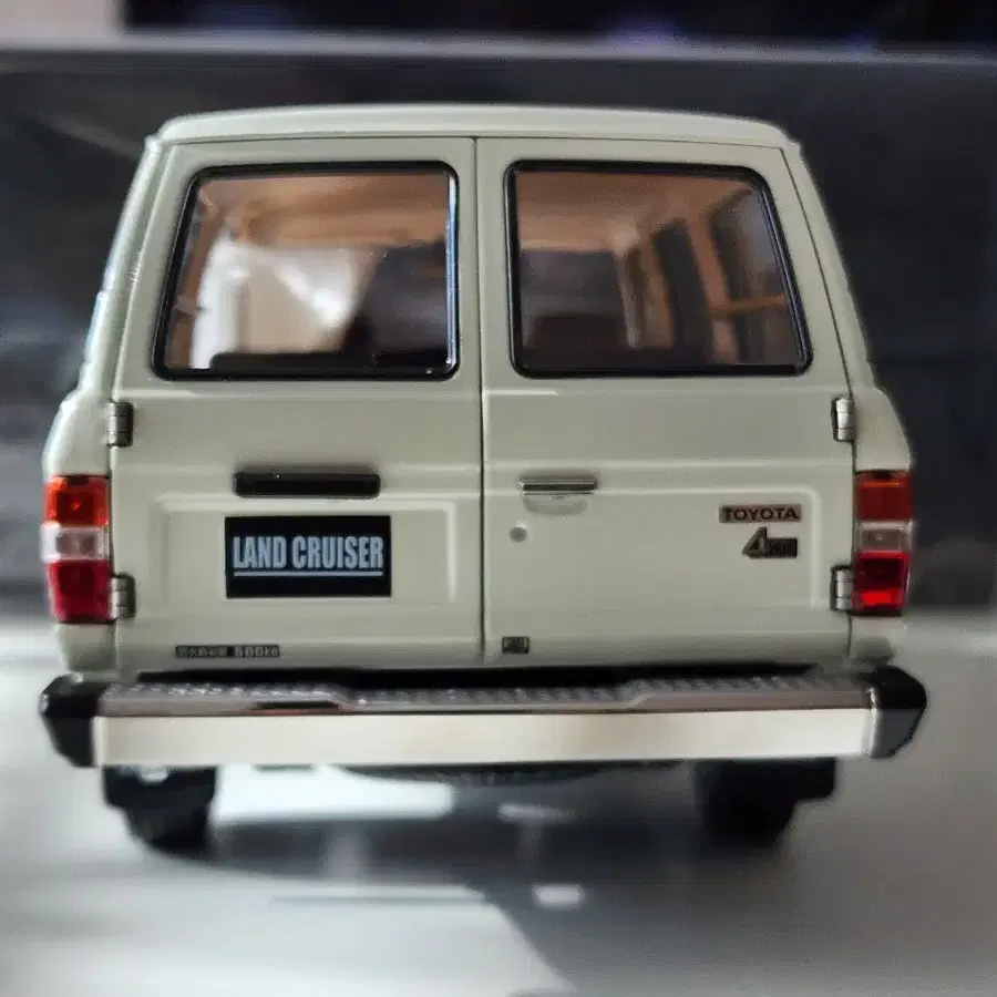 1:18 교쇼 도요타 랜드크루저 60 SUV 화이트 다이캐스트