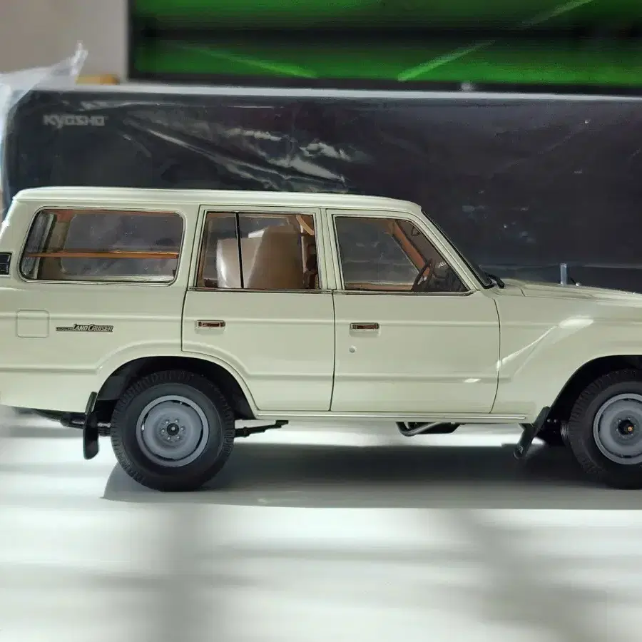 1:18 교쇼 도요타 랜드크루저 60 SUV 화이트 다이캐스트