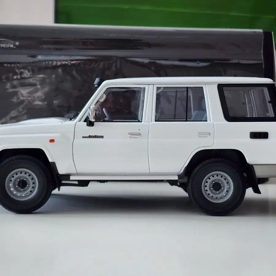 1:18 올모스트리얼 도요타 랜드크루저 70 SUV 화이트 다이캐스트