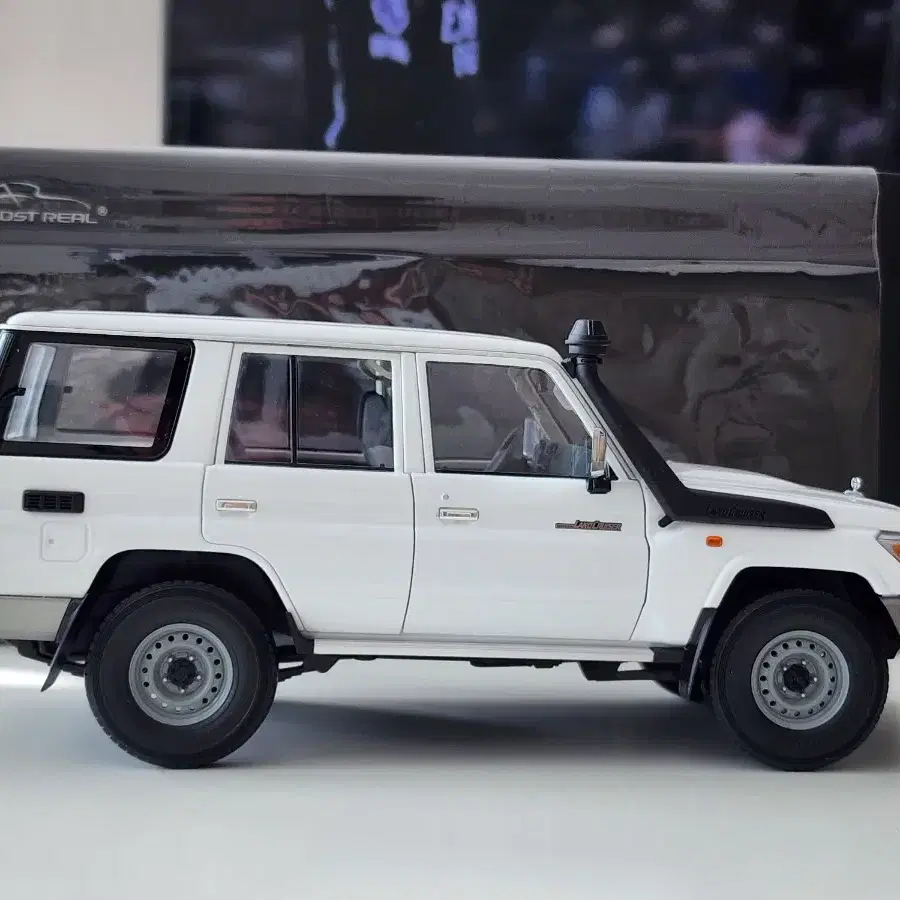 1:18 올모스트리얼 도요타 랜드크루저 70 SUV 화이트 다이캐스트