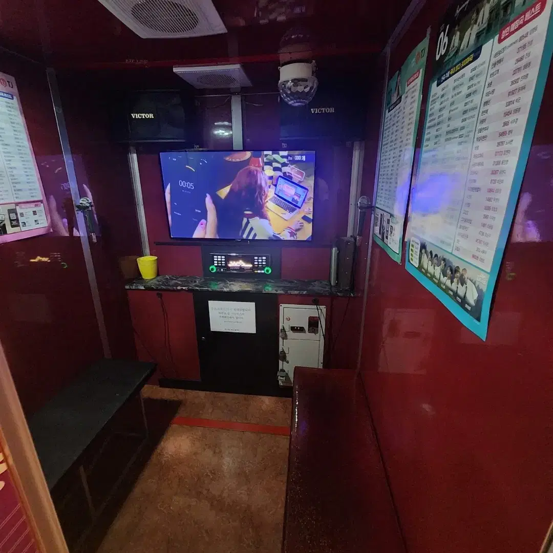 Taejin booth type karaoke machine set * I am selling : ) #부스형노래방,#코인노래방,#노래방 기계,#태진노래방기계,#코인노래방창업 on Bunjang Global Site.