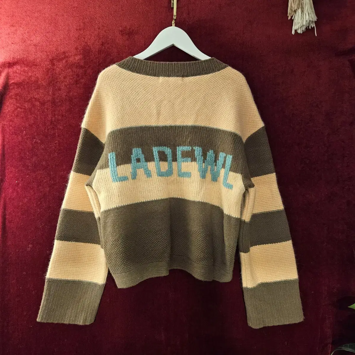 듀엘(DEWL) 21FW 딥 넥 버튼 LADEWL 스트라이프 숏 니트