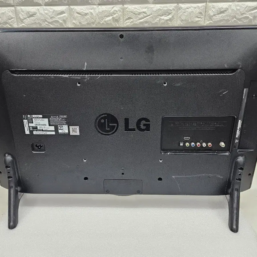 LG 32인치 LED TV 입니다