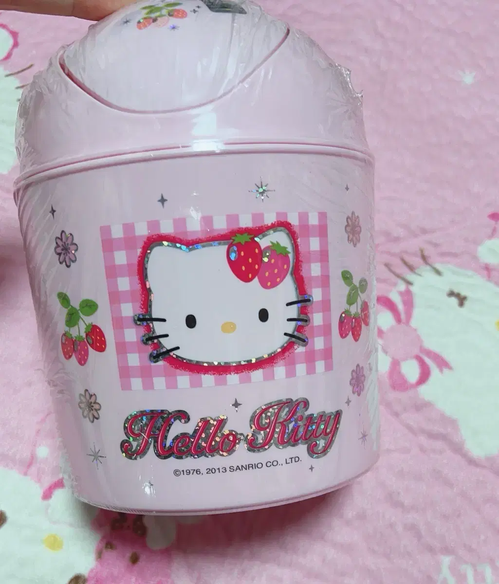 Unsealed New) Classic Kitty Cherry Kitty Strawberry Kitty Trash Can