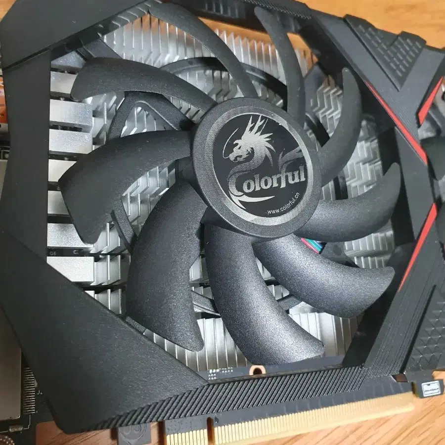 엄청 깨끗한 컬러풀 gtx1650 그래픽카드