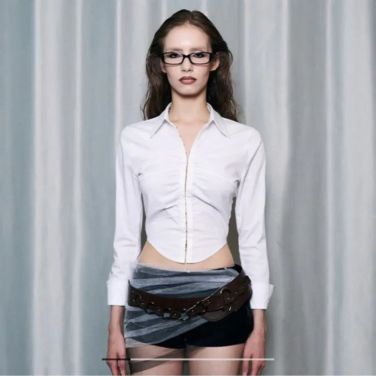 새상품) 힐다 v-shape cropped blouse