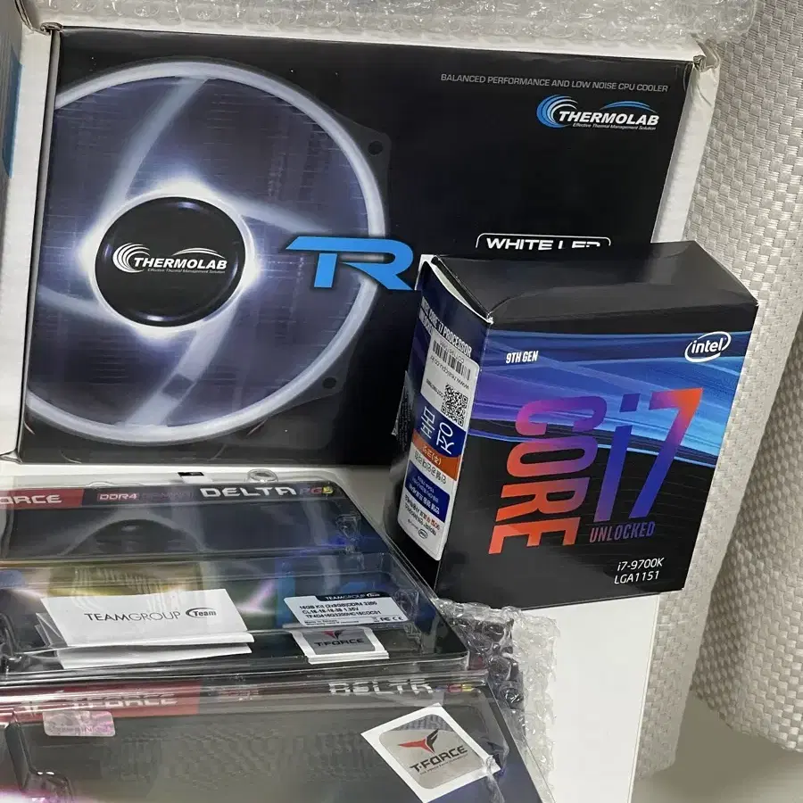 i7 9700k, 보드, 32기가 램 저렴하게 팝니다. 쿨러도드려요.