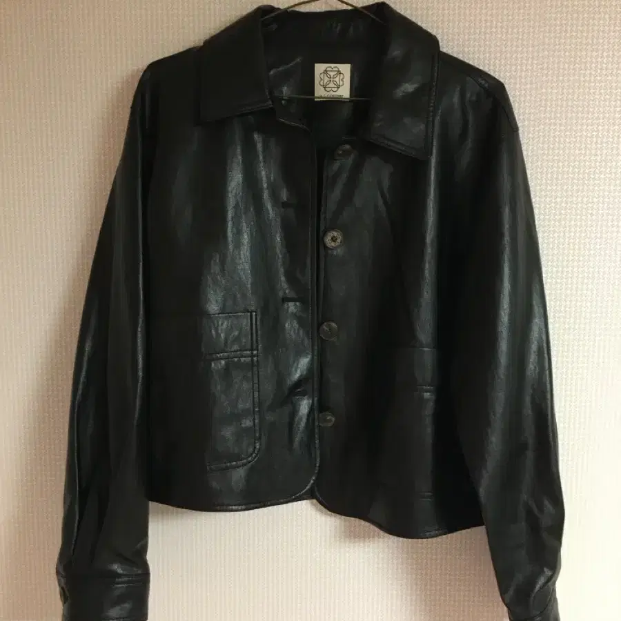 앳코너 FAUX LEATHER CROP JACKET black