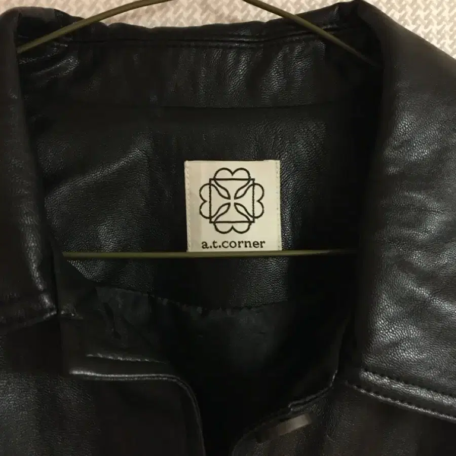 앳코너 FAUX LEATHER CROP JACKET black