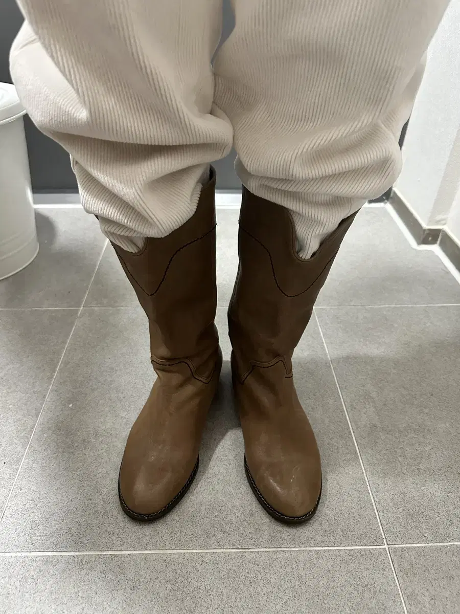 Brown long boots in cowhide leather