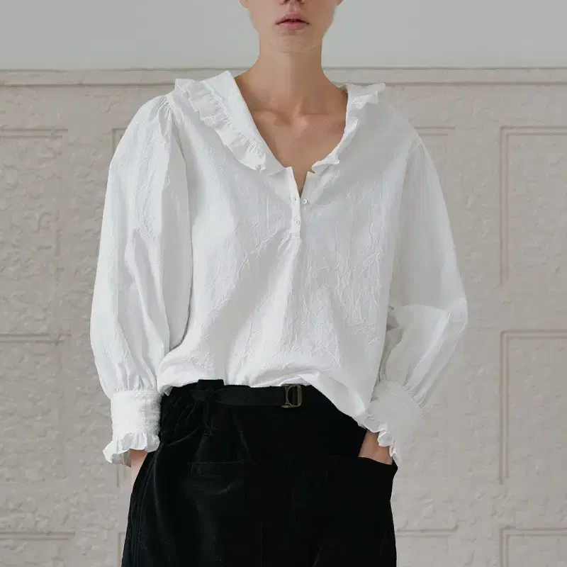 비아플레인 VIA DAILA V-NECK BLOUSE (WHITE)