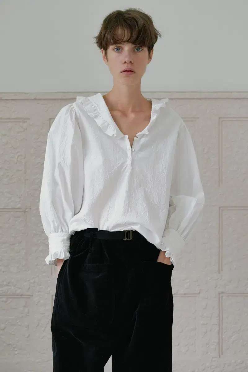 비아플레인 VIA DAILA V-NECK BLOUSE (WHITE)