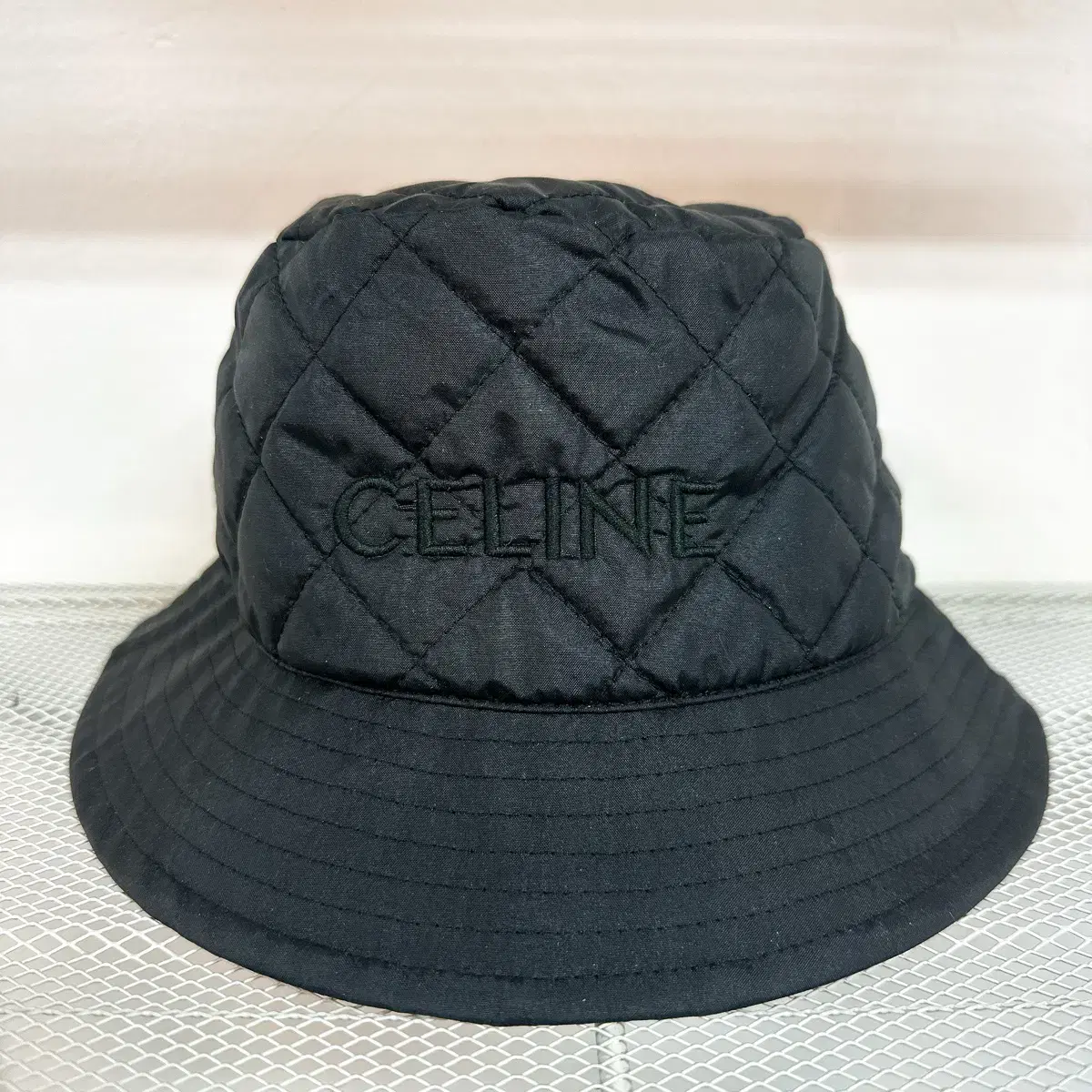 CELINE 셀린느 남녀공용 블랙 퀼팅 자수 로고 버킷햇 70%