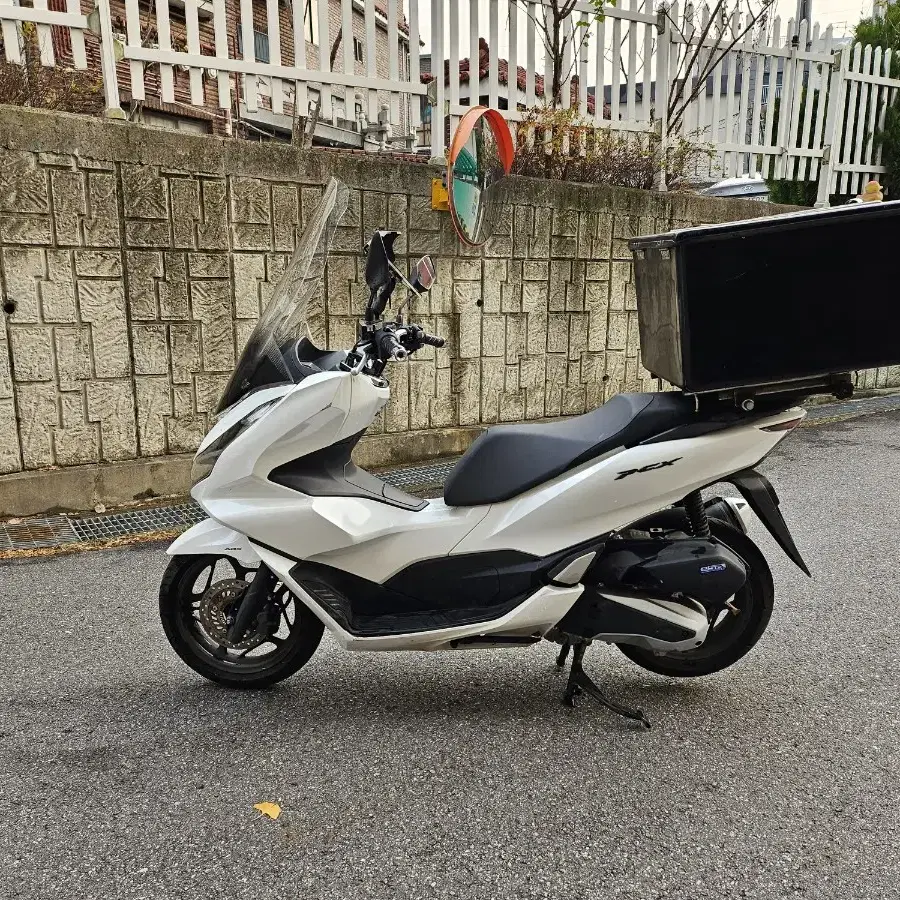 23년식 pcx 2600km 팝니다