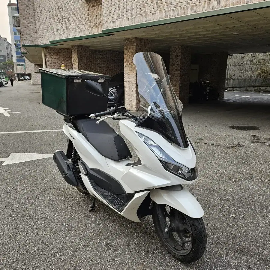 23년식 pcx 2600km 팝니다