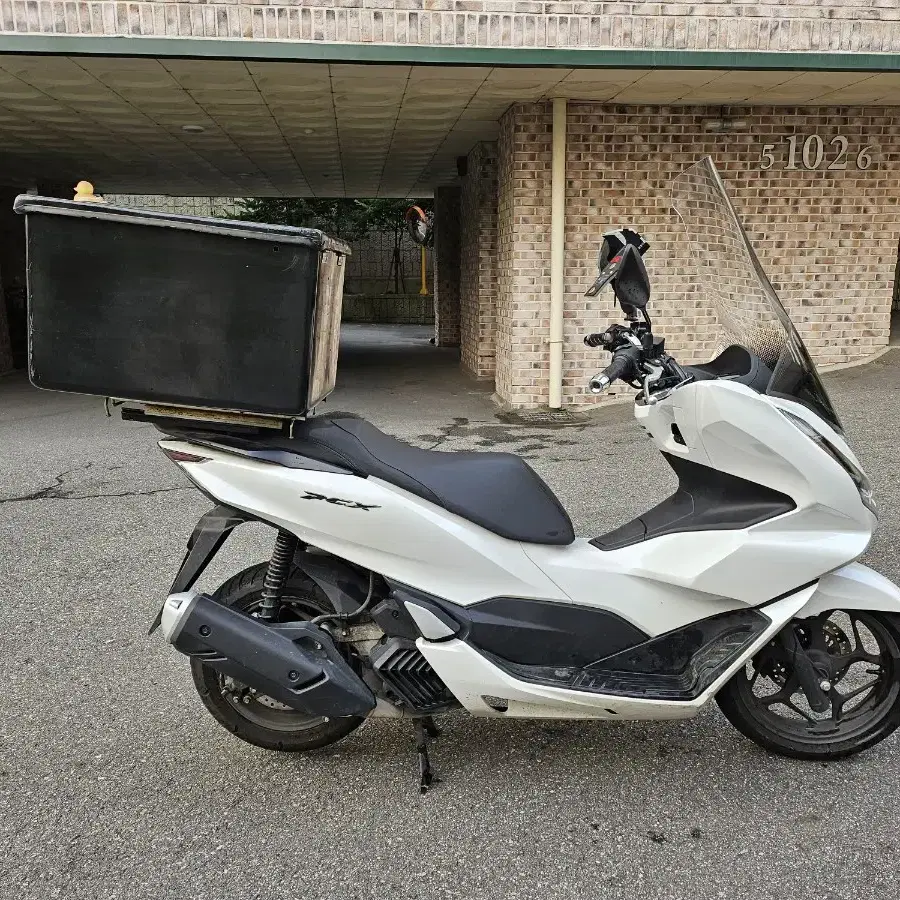 23년식 pcx 2600km 팝니다