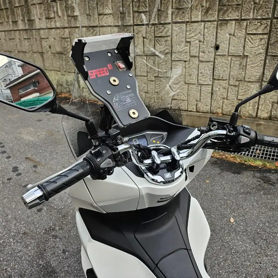 23년식 pcx 2600km 팝니다