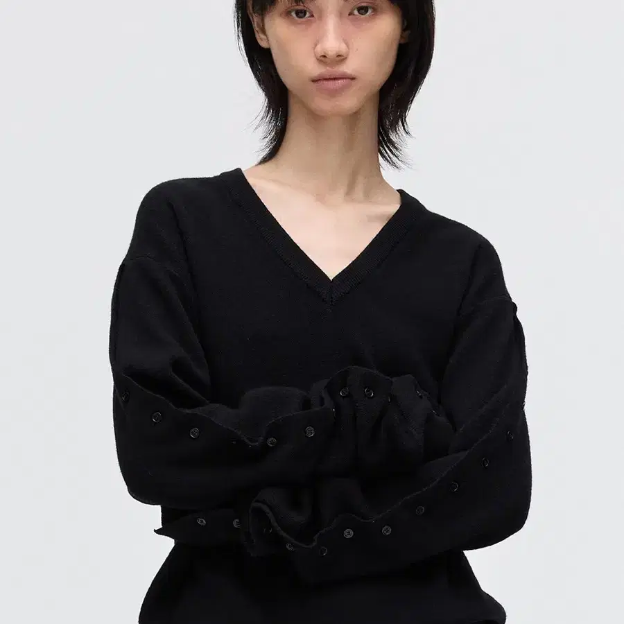 플리즈프로젝트 BUTTON SLEEVE V - NECK KNIT BLAC