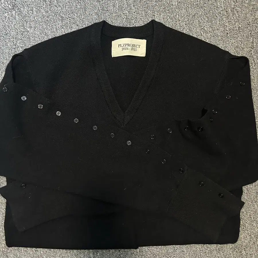 플리즈프로젝트 BUTTON SLEEVE V - NECK KNIT BLAC