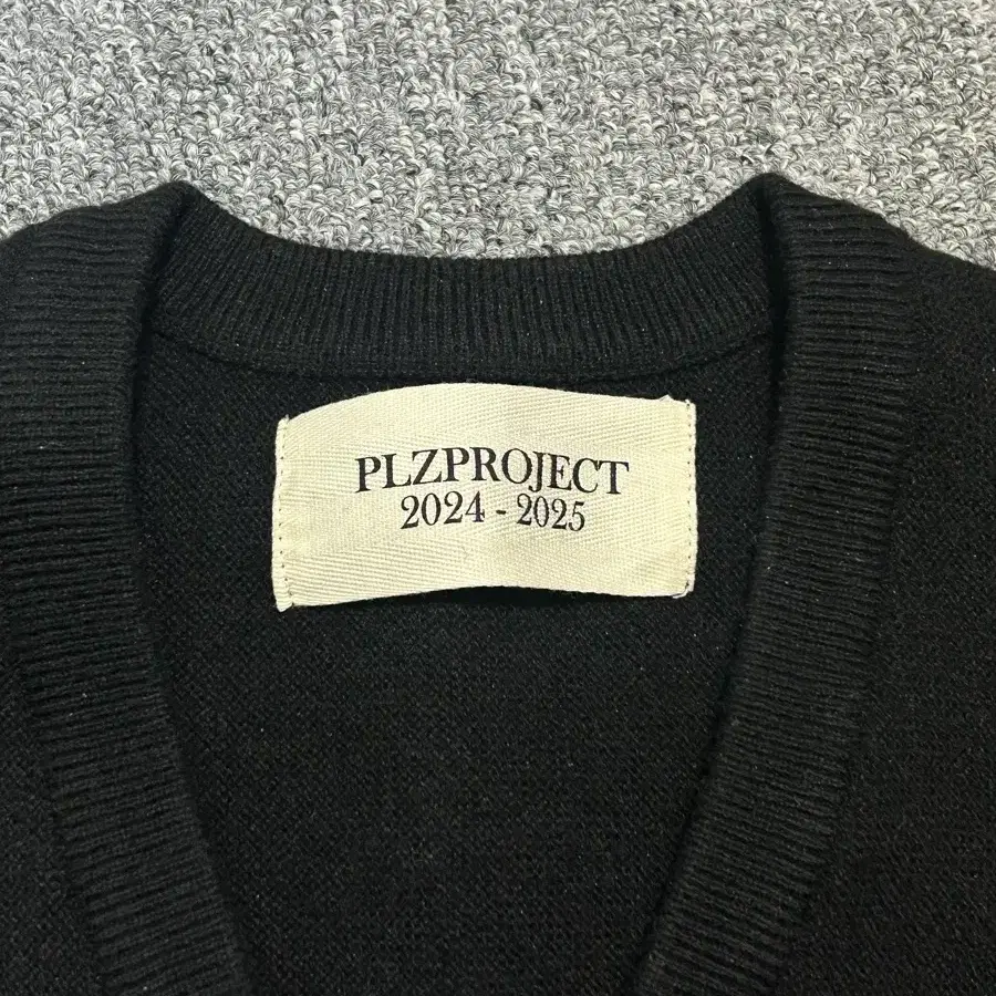 플리즈프로젝트 BUTTON SLEEVE V - NECK KNIT BLAC