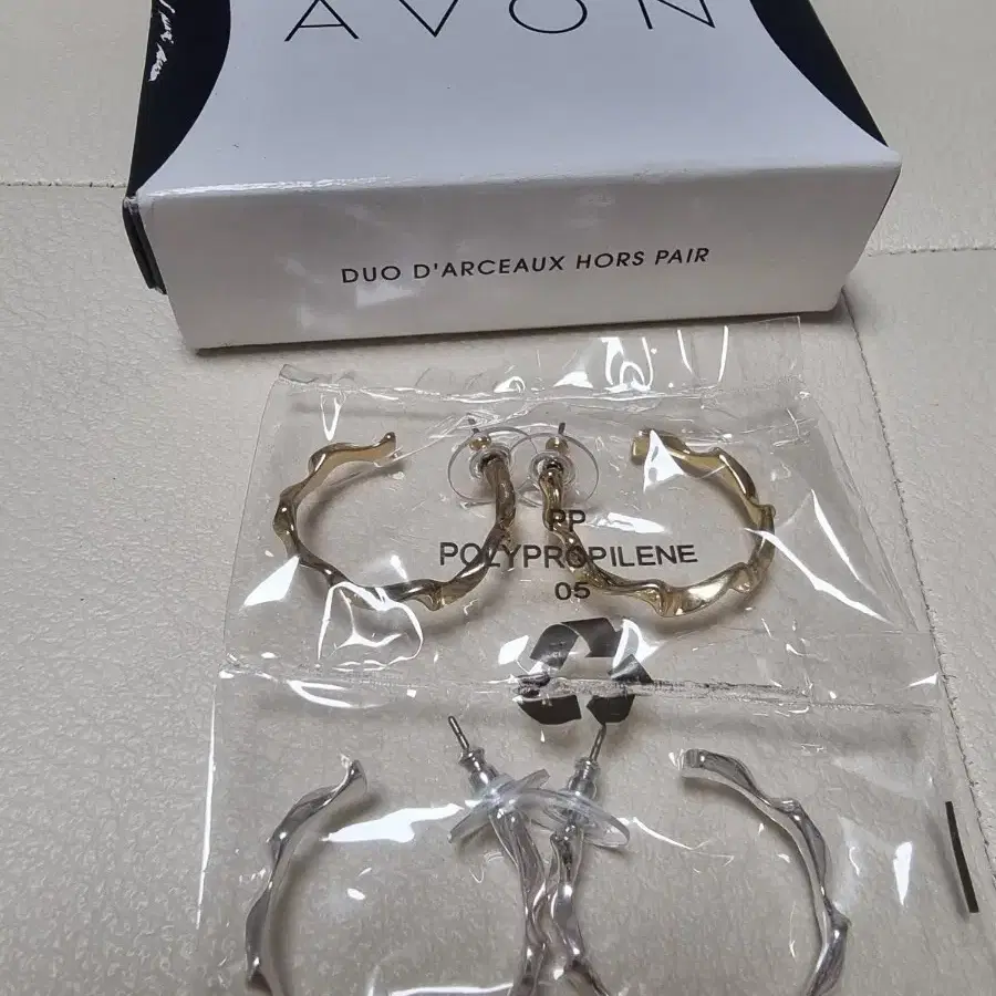 avon 2013 귀걸이 2개 세트 미사용