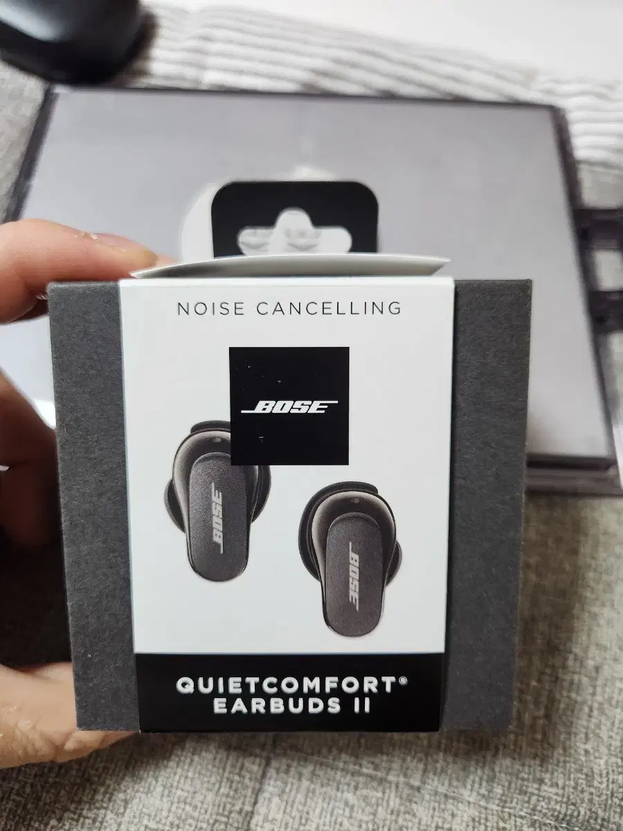 Boss QC earbuds2 charging case and left unit for sale