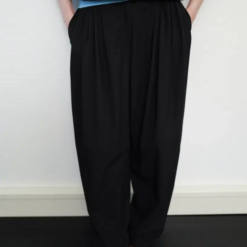 문달 Volume Tuck Pants in Black s사이즈