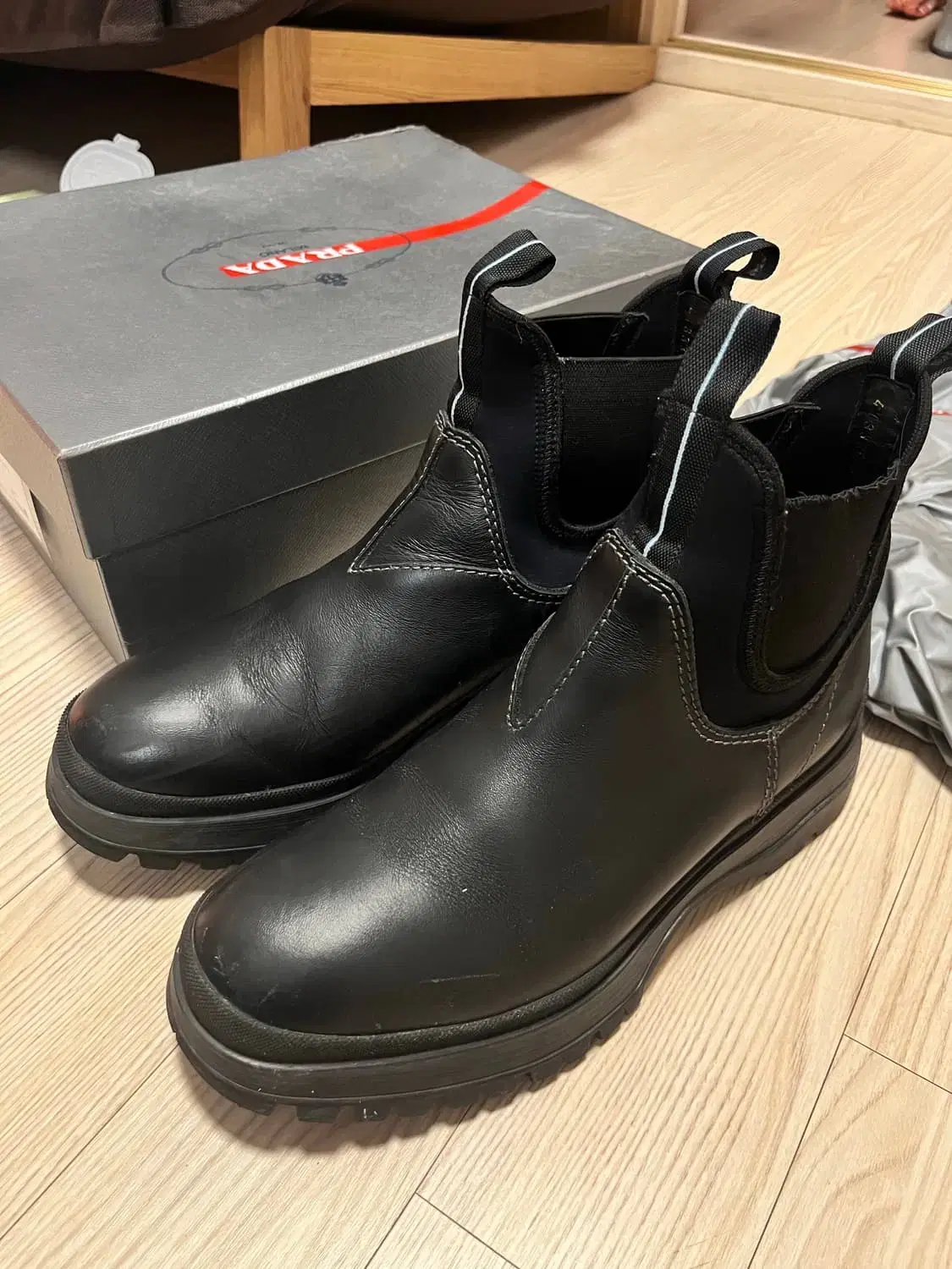 프라다 18fw 로고 레더 첼시 부츠 275 prada