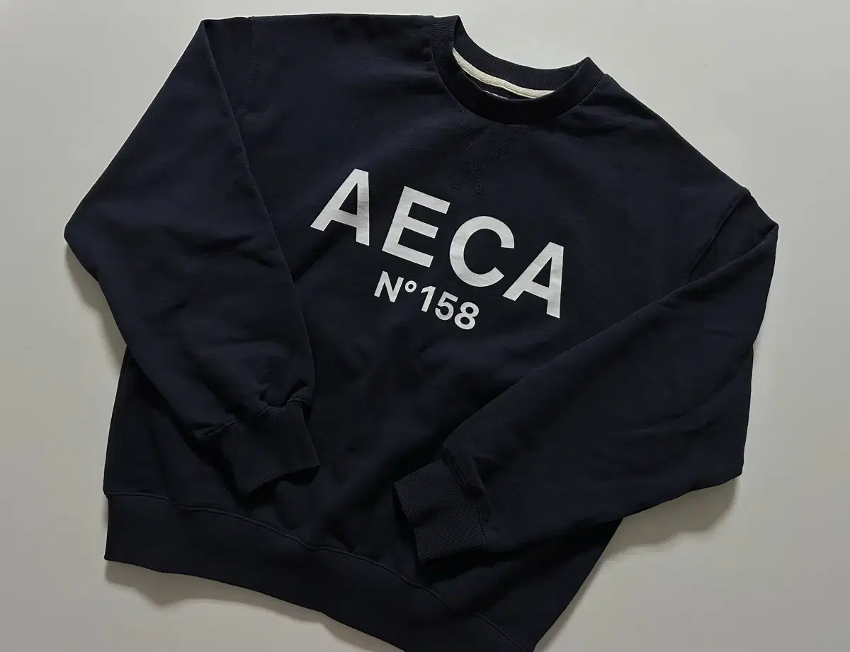 에이카화이트 맨투맨 BIG LOGO SWEATSHIRT-NAVY