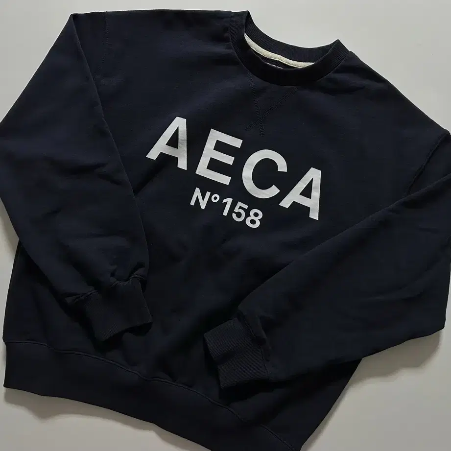 에이카화이트 맨투맨 BIG LOGO SWEATSHIRT-NAVY