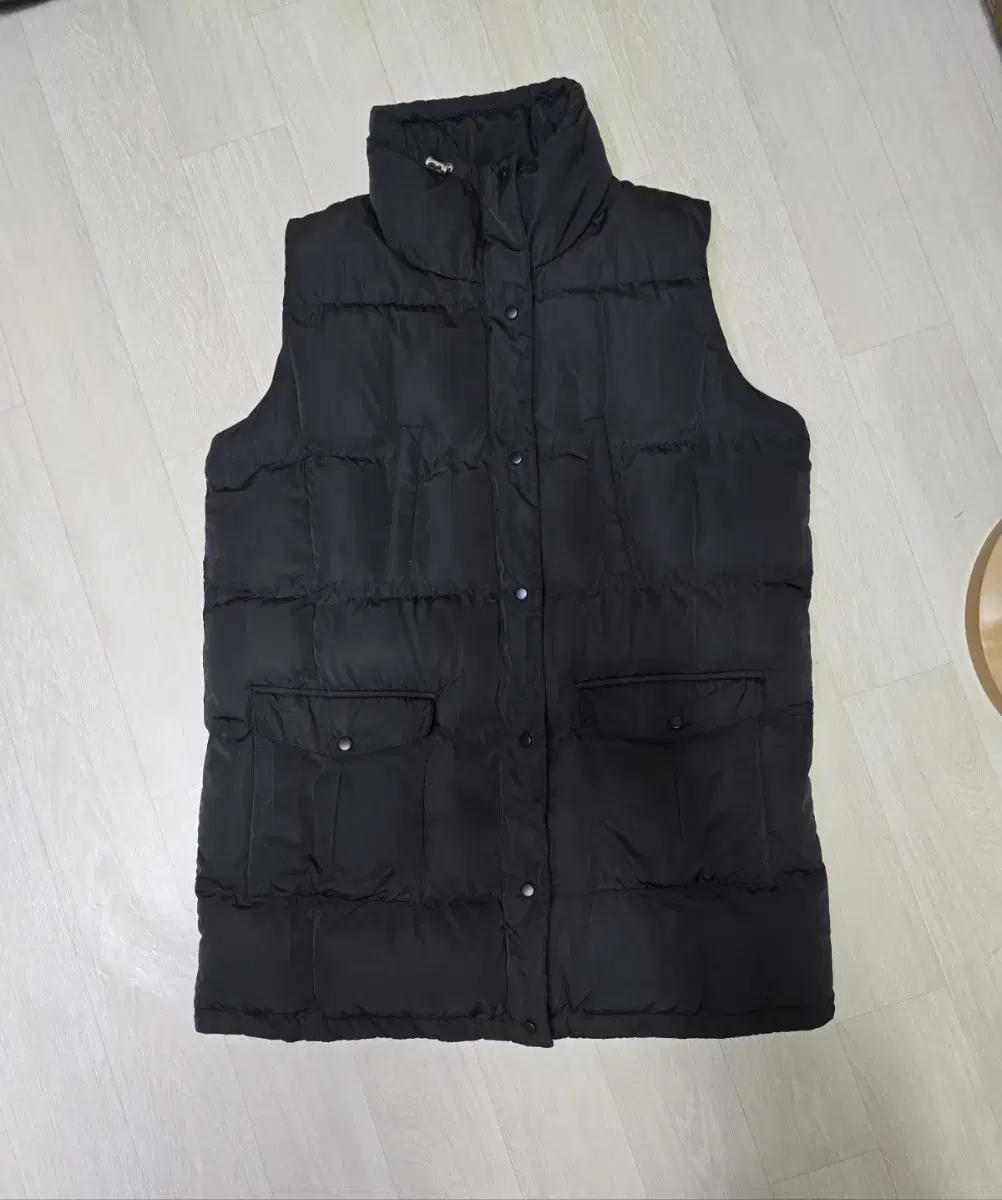 Boxy fit / loose fit / zip-up / straight buttons / black padded vest