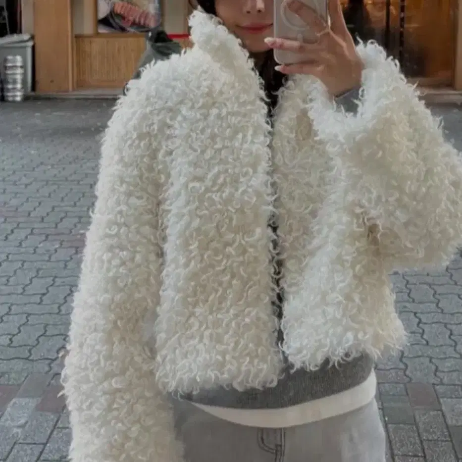 씨에씨 양털 느낌의 숏 코트 ( SHAGGY FUR COAT )