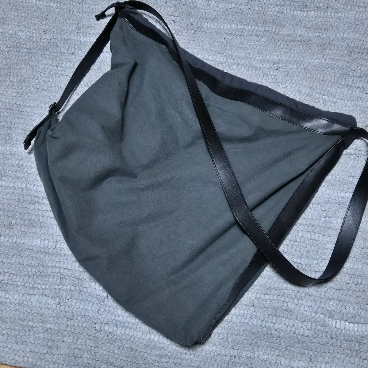 해칭룸 벨트백 Belt Bag Crease Charcoal 크로스백