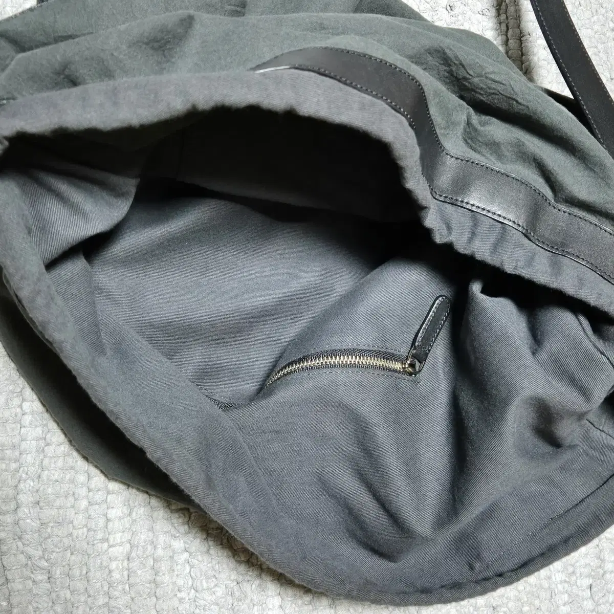 해칭룸 벨트백 Belt Bag Crease Charcoal 크로스백