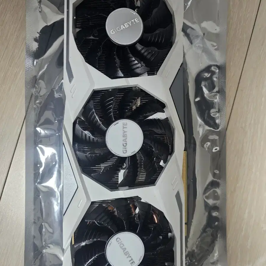 그래픽카드 rtx 2080 화이트 3팬