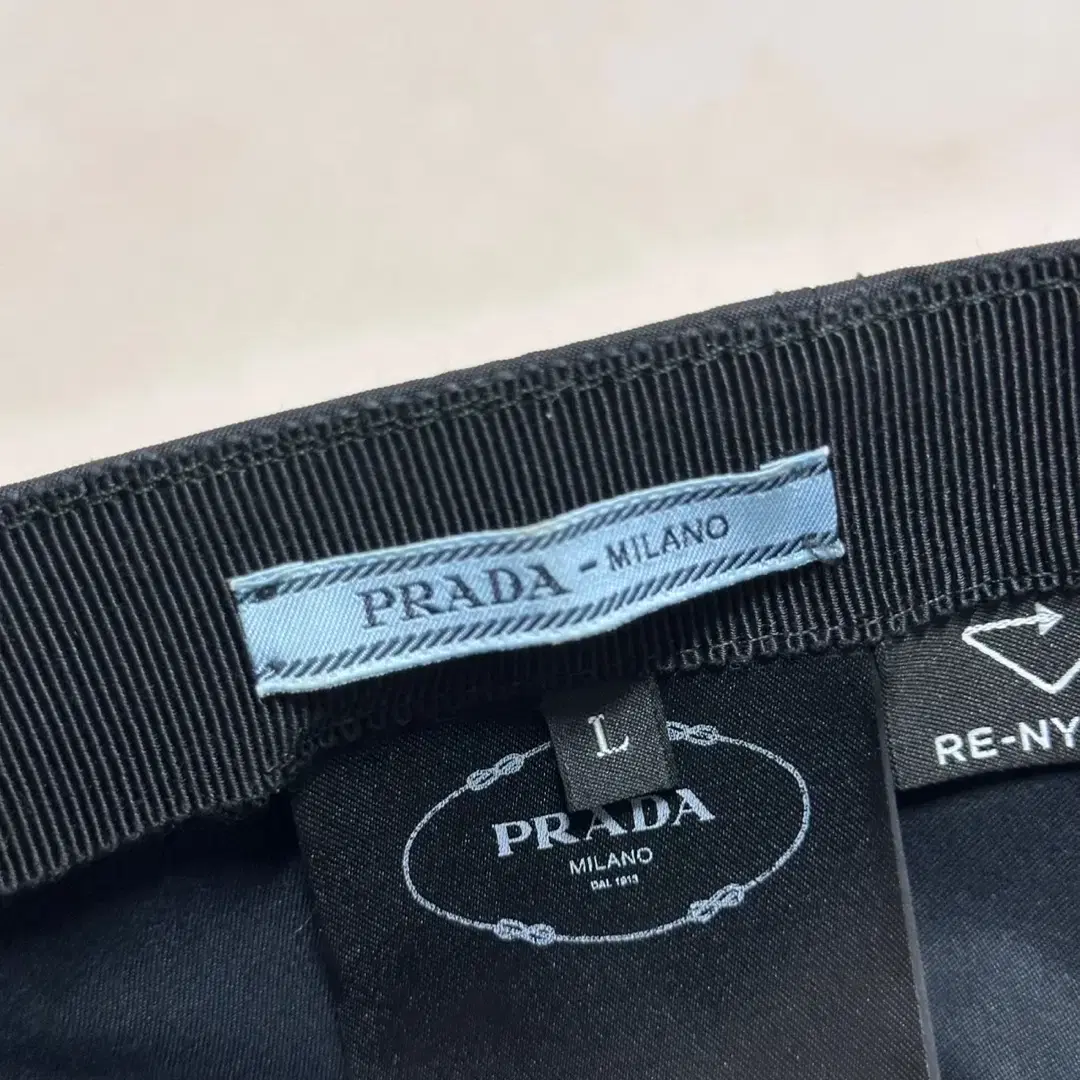 프라다 PRADA 리나일론 삼각로고 볼캡 판매 블랙 L