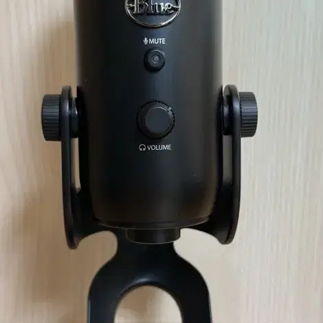 로지텍 BLUE YETI USB 마이크 블랙색상 팝니다.