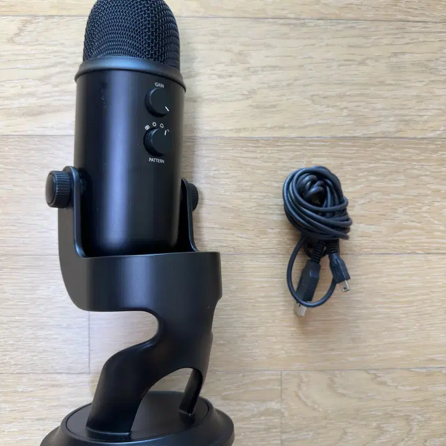 로지텍 BLUE YETI USB 마이크 블랙색상 팝니다.