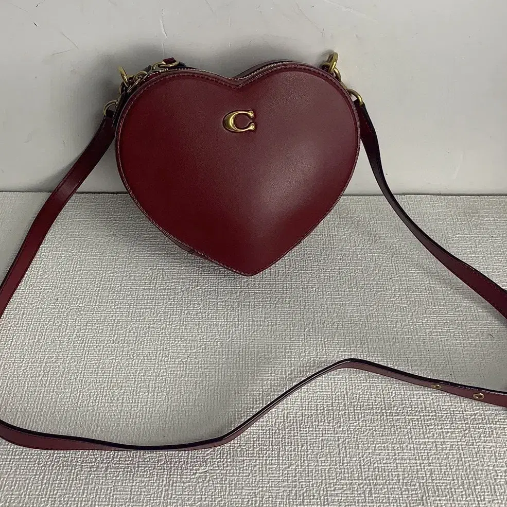 코치하트 가죽 크로스백 Heart Crossbody CE724