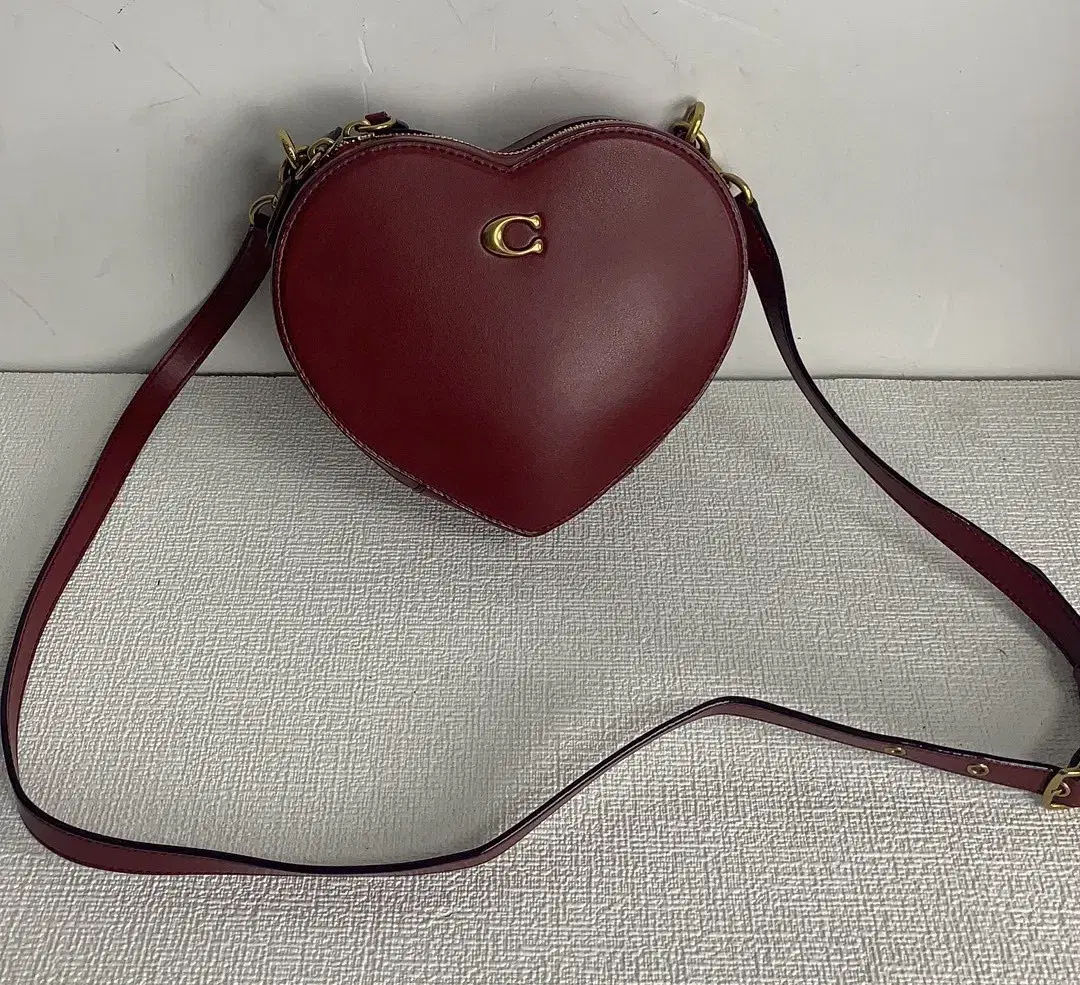 코치하트 가죽 크로스백 Heart Crossbody CE724