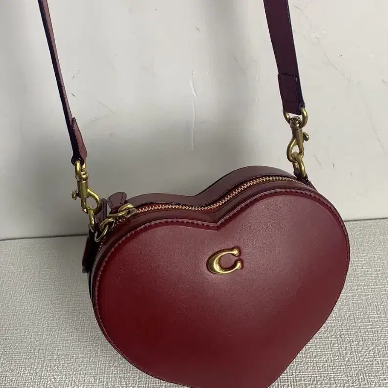 코치하트 가죽 크로스백 Heart Crossbody CE724