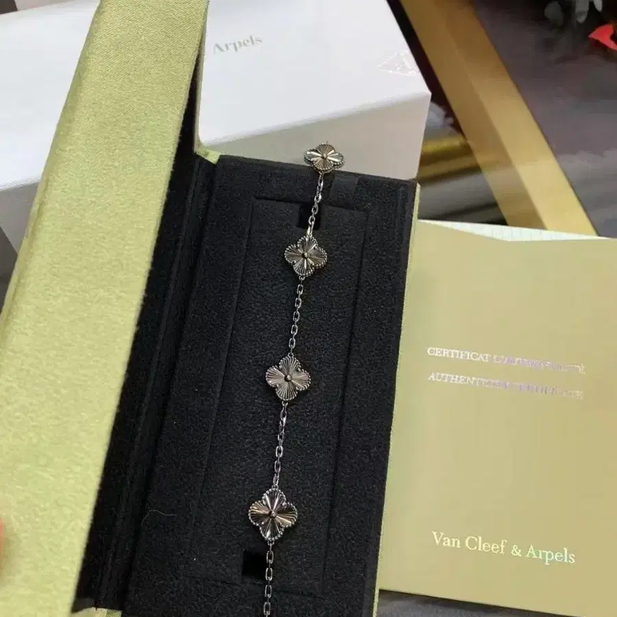 Van Cleef & Arpels반클리프 앤 아펠 네잎 클레이 블랙 팔찌