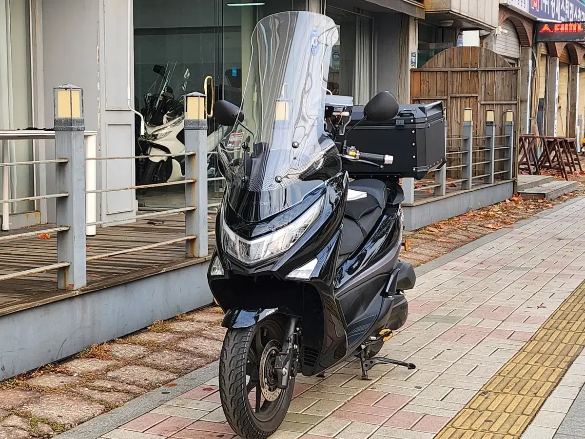 2023년식 디앤에이모터스 UHR125 1인신조 2290KM 판매합니다.