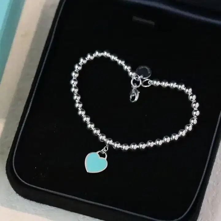 Tiffany & Co.티파니앤코의 블루 에나멜 하트 팔찌